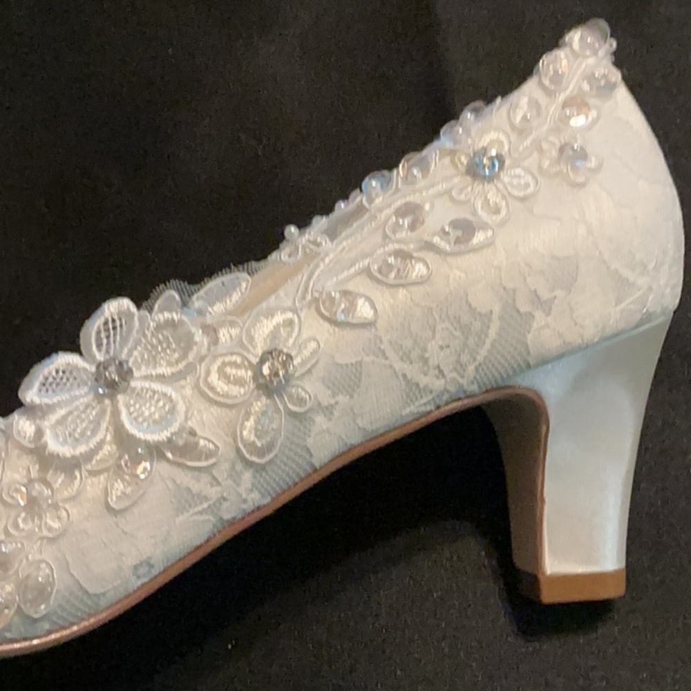 NEW Custom Elegant White Lace Floral Bridal Pumps - Picture 8 of 10